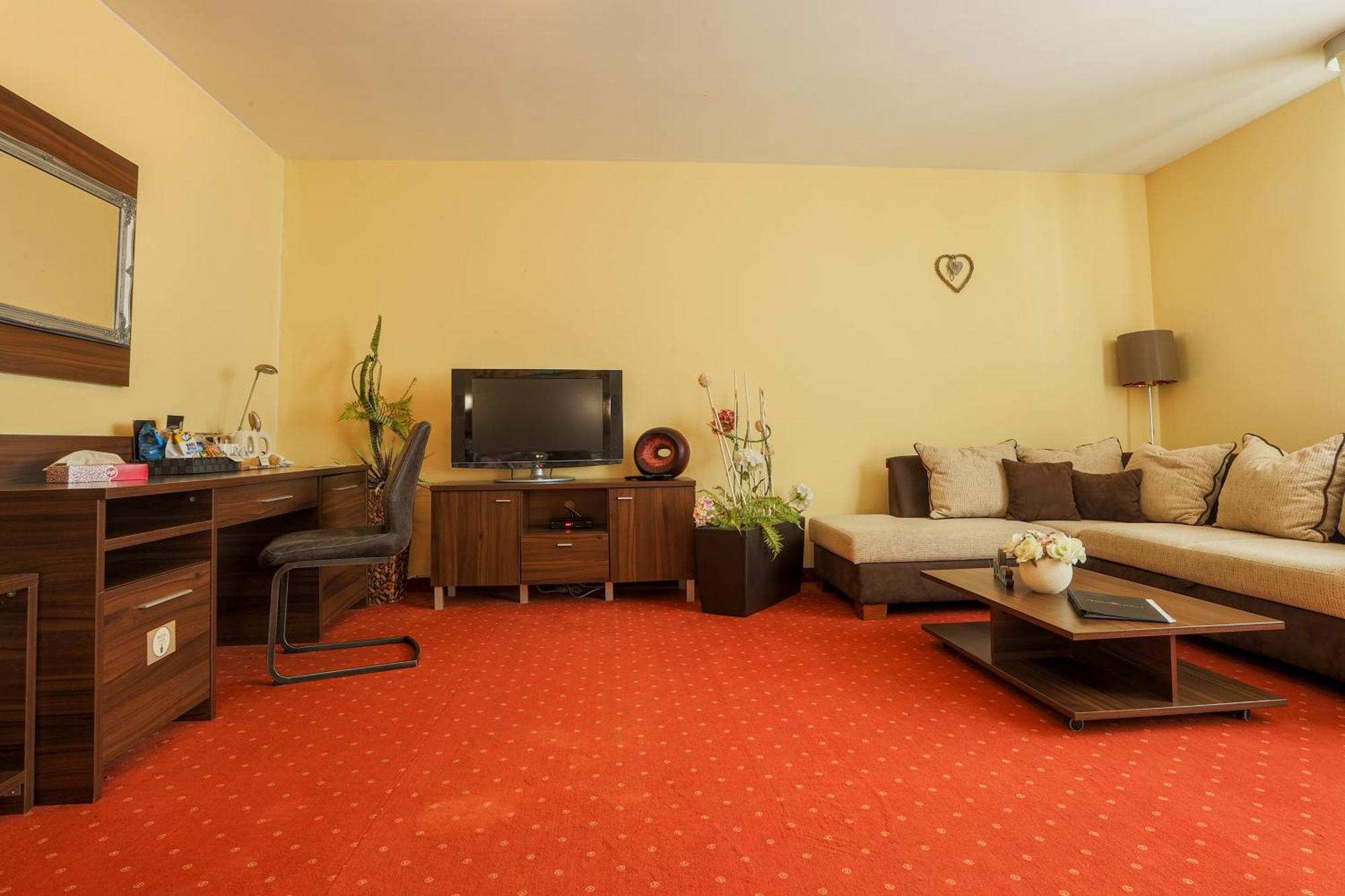 Grand Hotel Senica, Garni Esterno foto