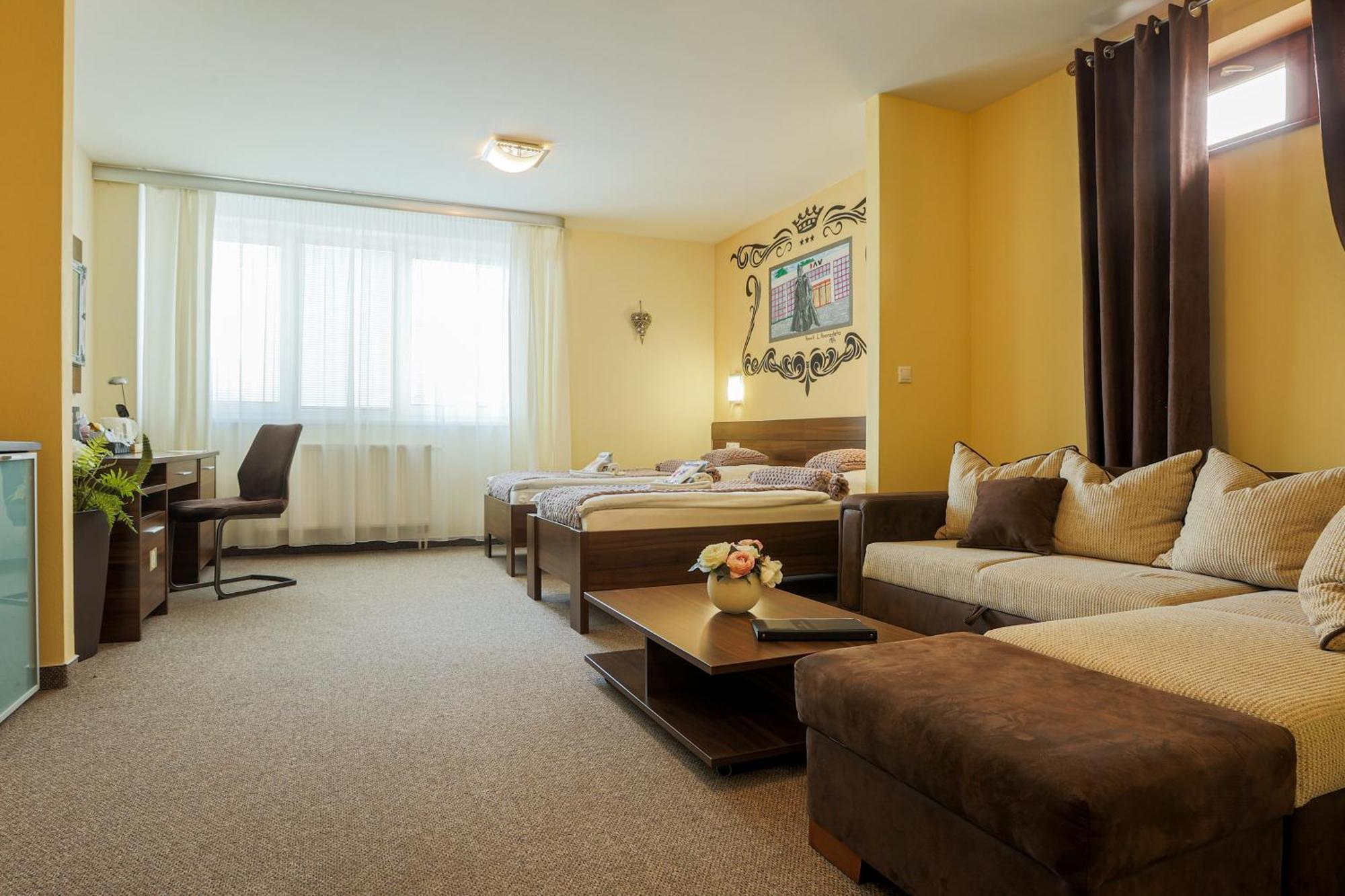 Grand Hotel Senica, Garni Esterno foto