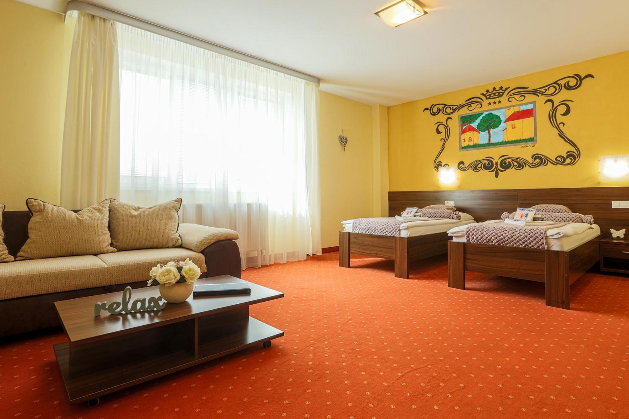 Grand Hotel Senica, Garni Esterno foto