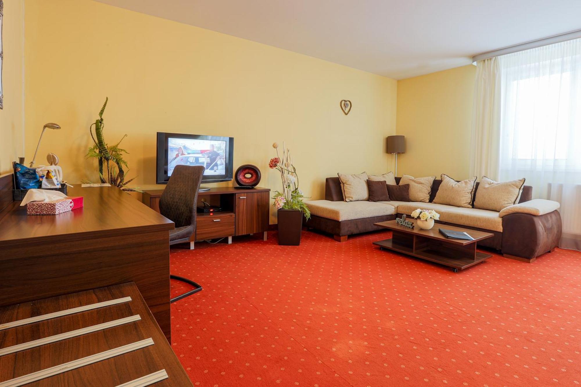 Grand Hotel Senica, Garni Esterno foto