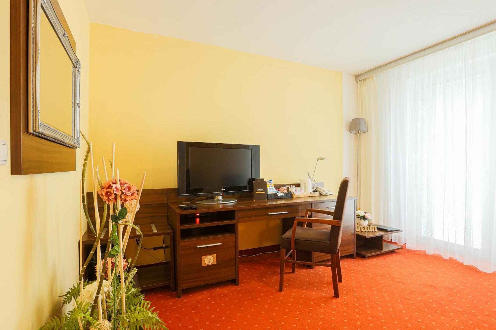 Grand Hotel Senica, Garni Esterno foto