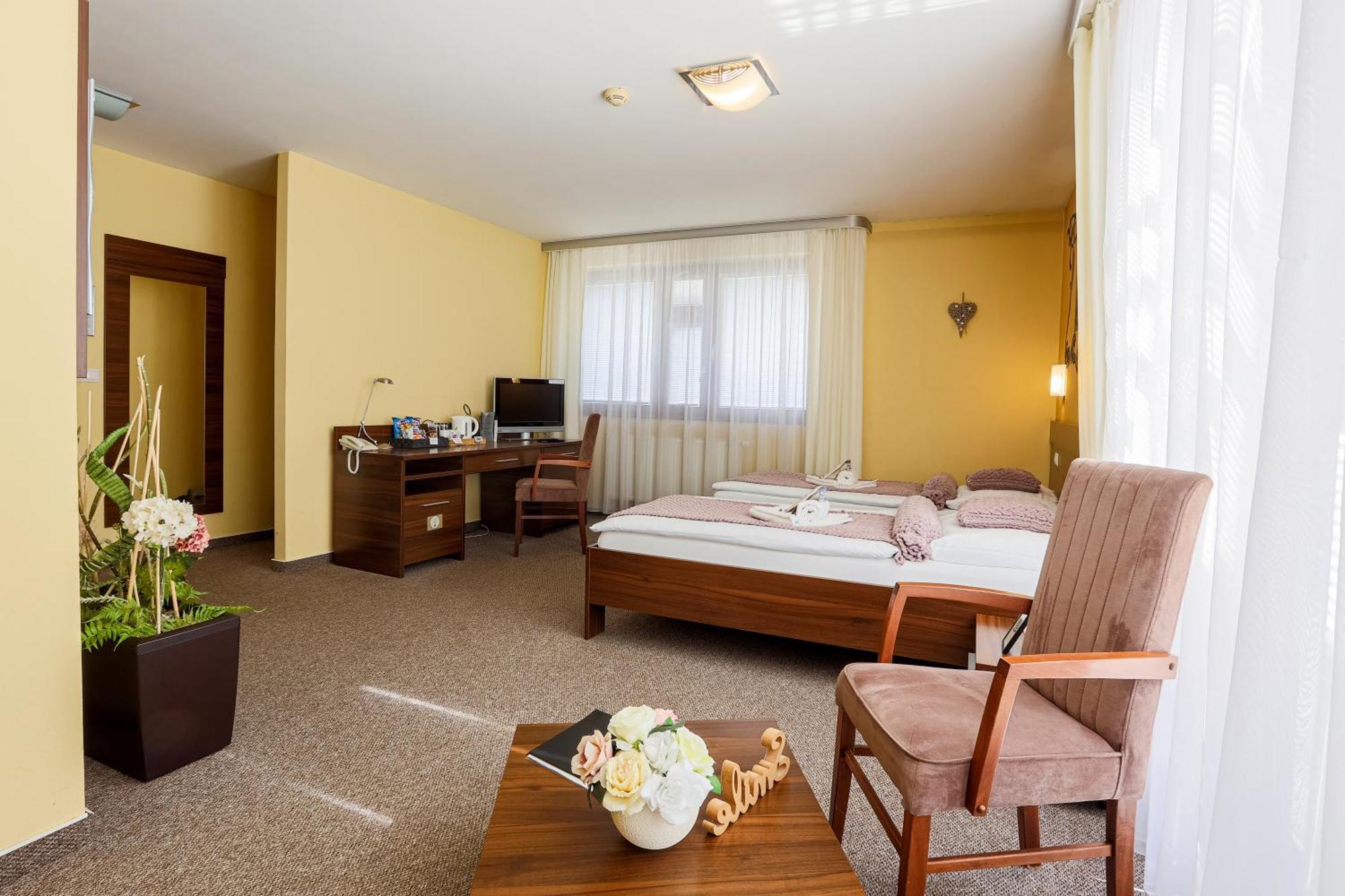 Grand Hotel Senica, Garni Esterno foto